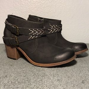 Roxy Janis Closed Toe Ankle Fashion Boot